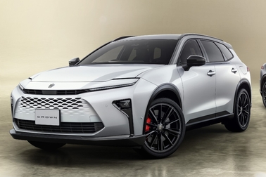 （左）：特別仕様車 ESTATE RS “THE 70th” （ベース車両はESTATE RS）