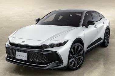 (左):特別仕様車 CROSSOVER RS “THE 70th” (ベース車両はCROSSOVER RS)